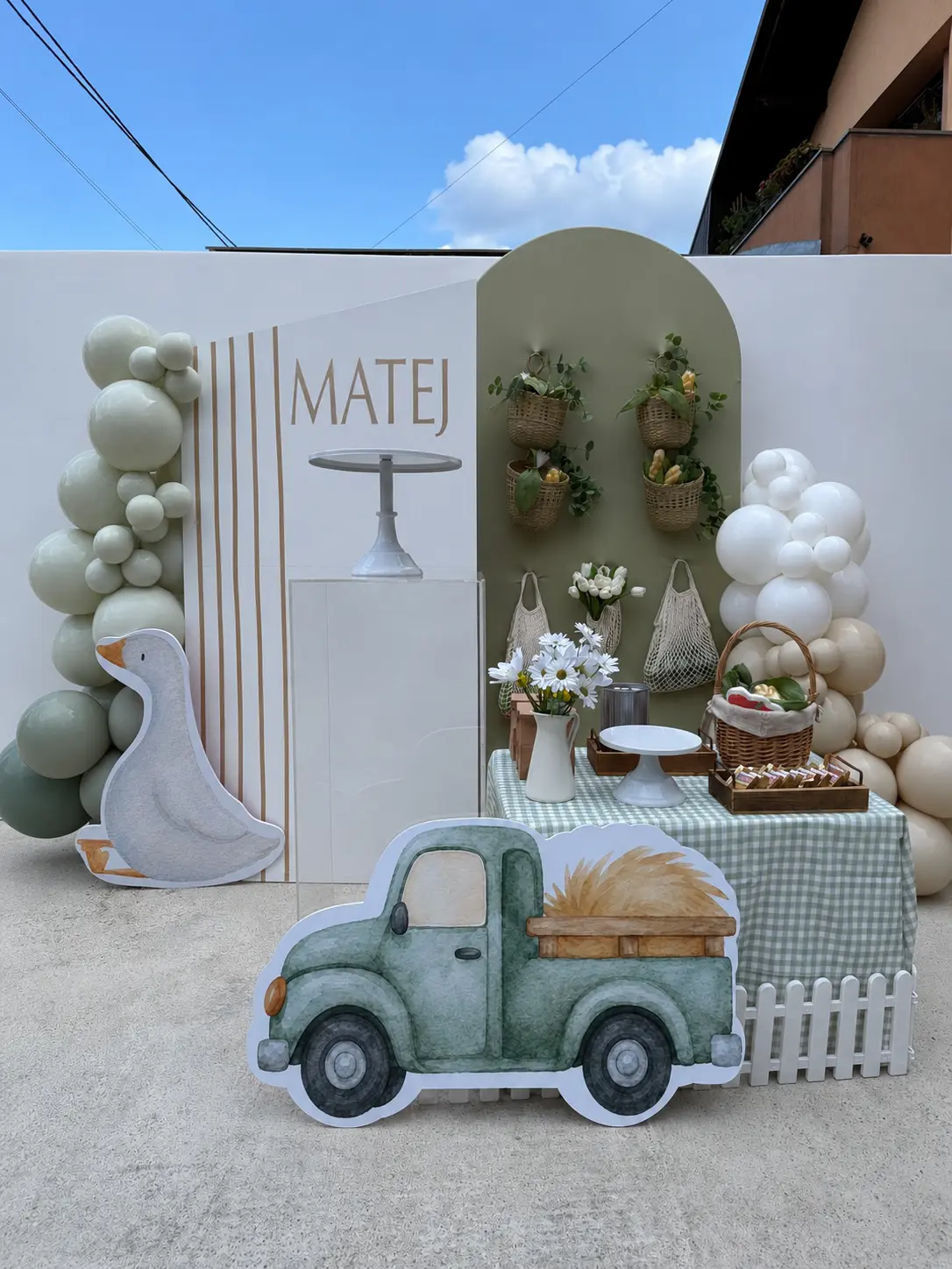 Tematska dječja postava s maslinasto zelenim lukom, košarama i drvenim detaljima