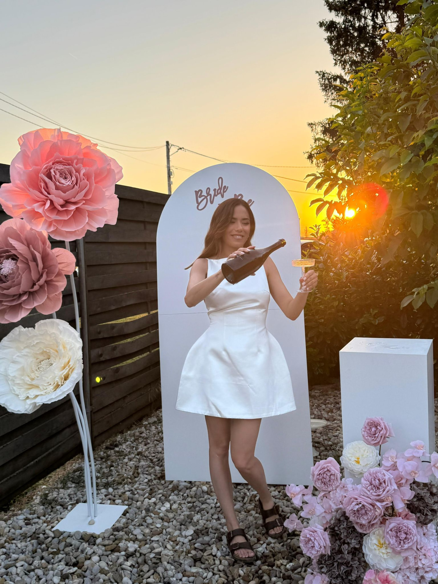 Bride to be dekoracija u vrtu s velikim papirnatim cvjetovima i bijelim lukom