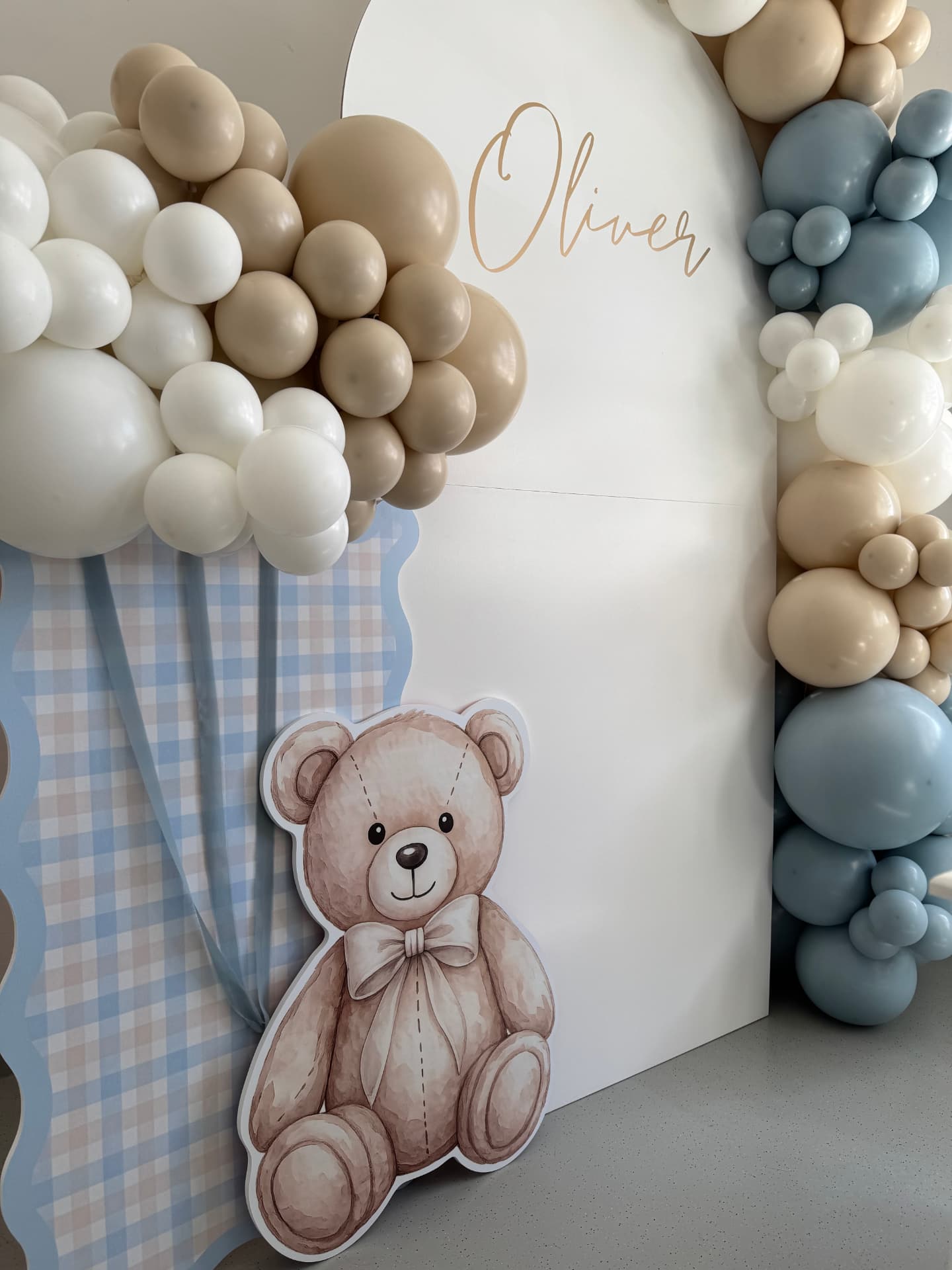 Dječja postava s plavim karo panelom, medvjedićem i balonima